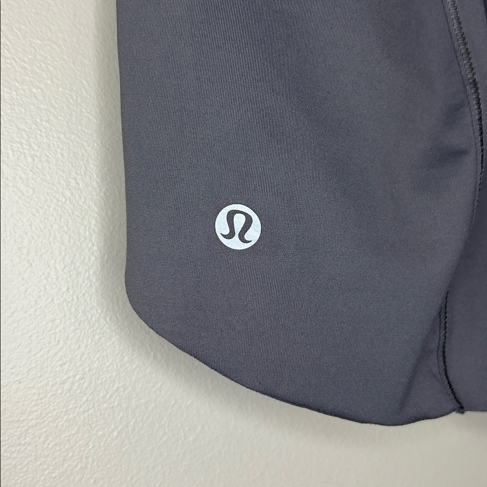 Lululemon Chase Me Short 2.5” Dark‎ Carbon Size 4 Gray - Picture 3 of 7